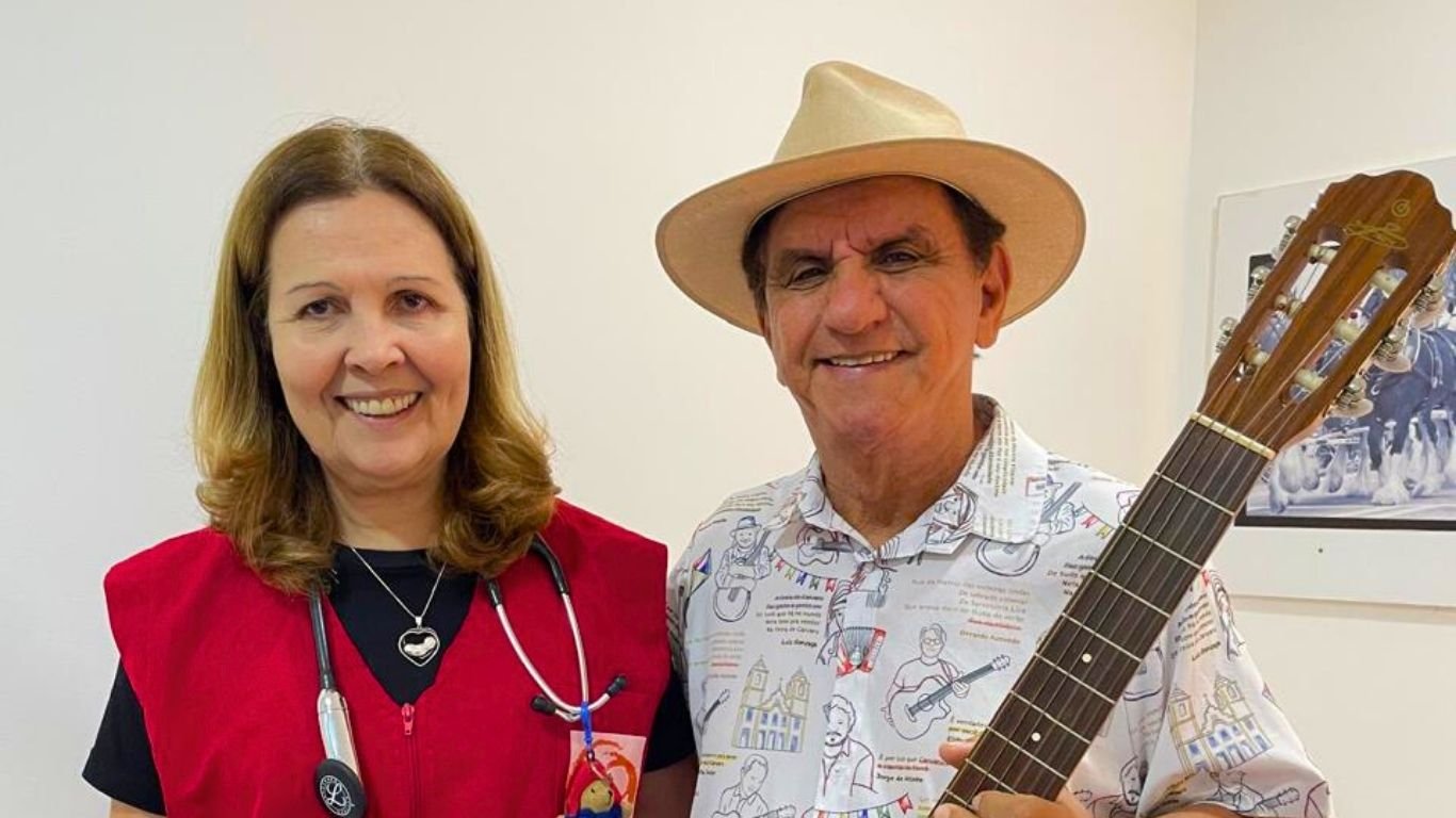 Petrúcio Amorim autografa violão para ação solidária no Recife