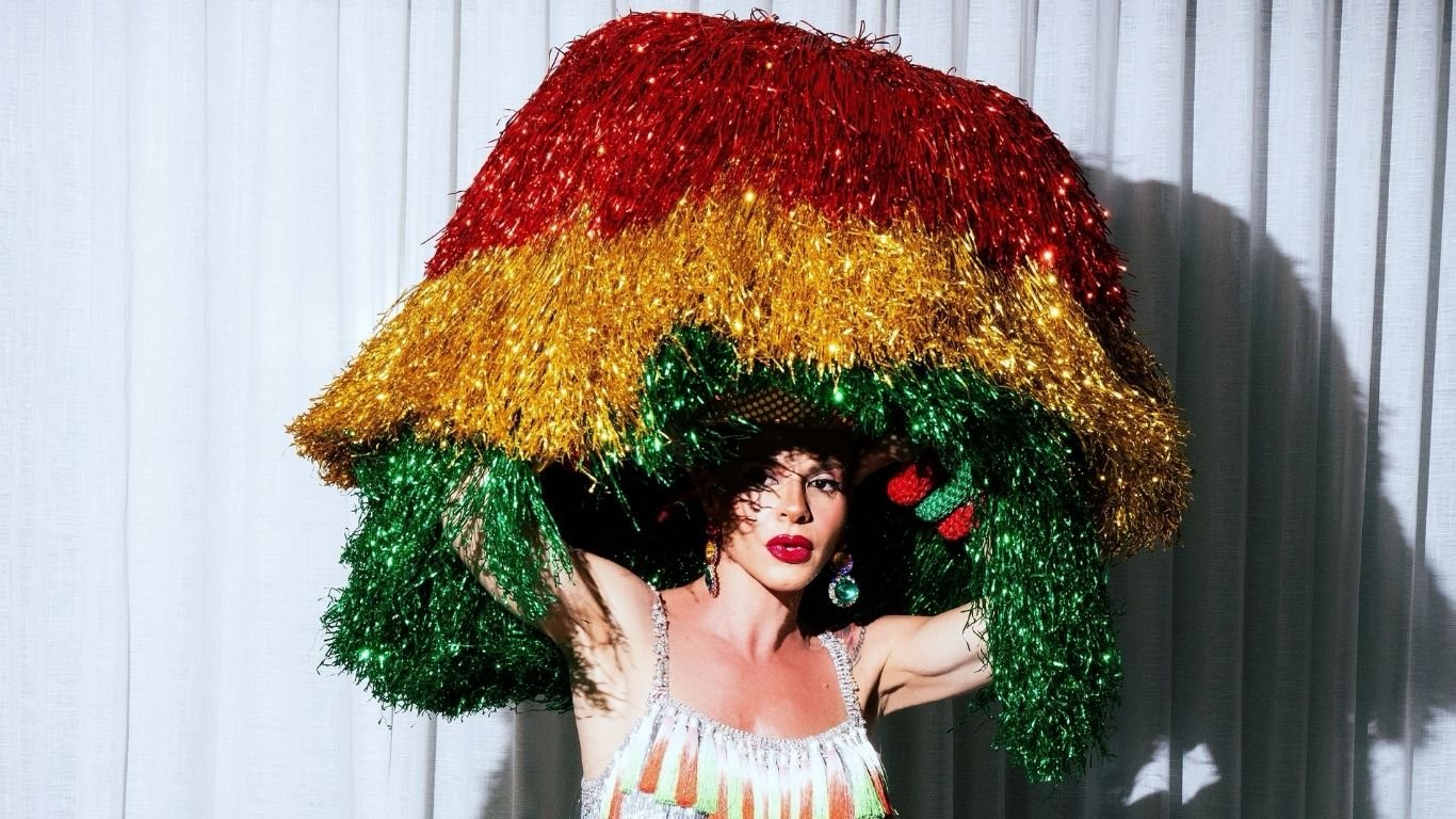 Pernambucana Karen Lopes, musa da Grande Rio, homenageia maracatu