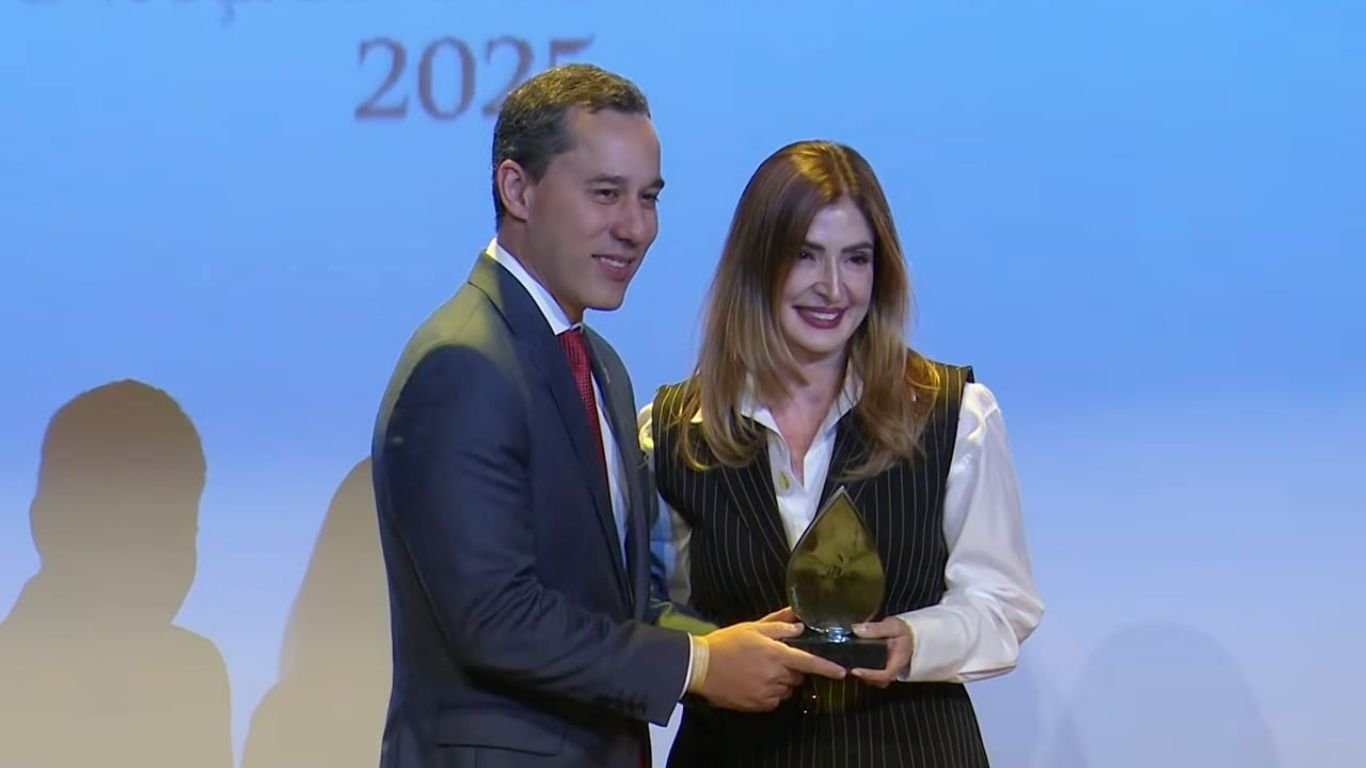 Leonie Asfora Sarubbo, professora da Unicap, recebe prêmio da ANP