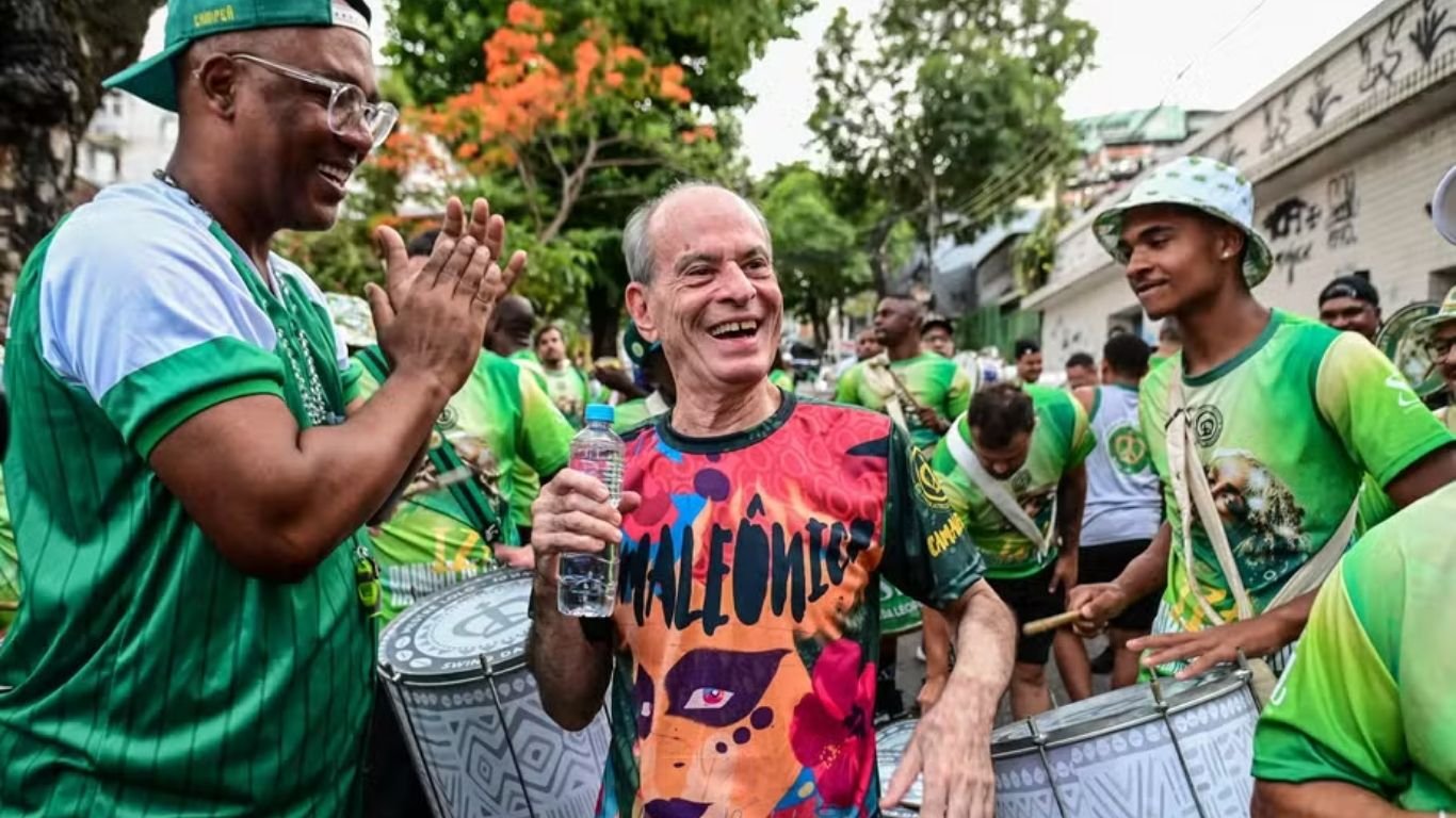 Ney Matogrosso é festejado em ensaio de rua da escola Imperatriz Leopoldinense