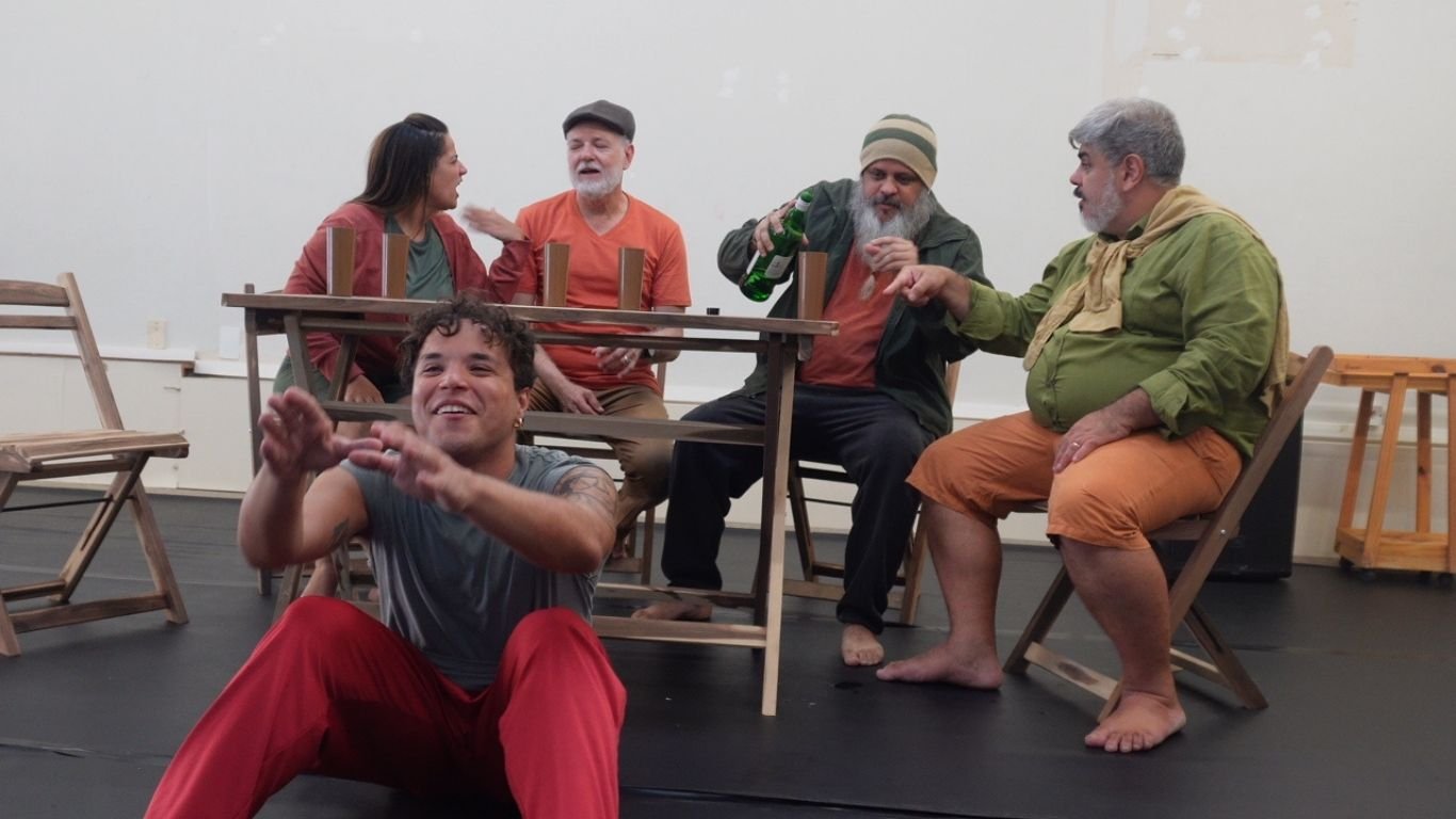 Teatro Apolo recebe espetáculo sobre memória, afeto e ausência