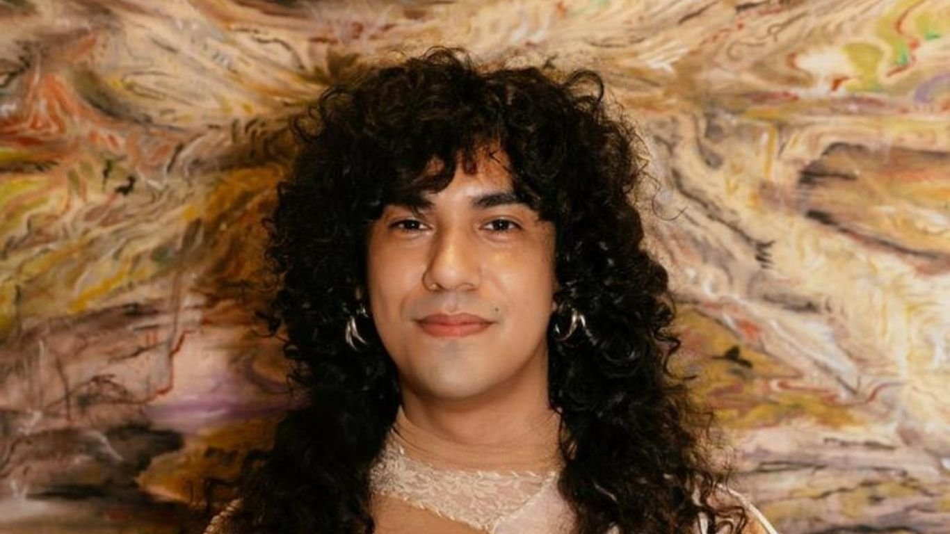 Marlan Cotrim conduz visita de despedida da exposição C na Galeria Amparo 60