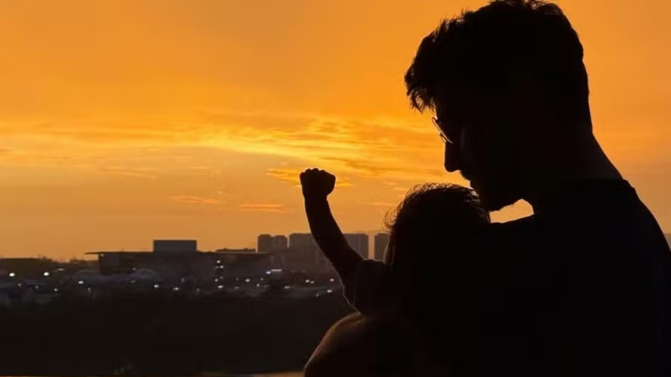 Klebber Toledo se declara para Clara, sua filha com Camila Queiroz