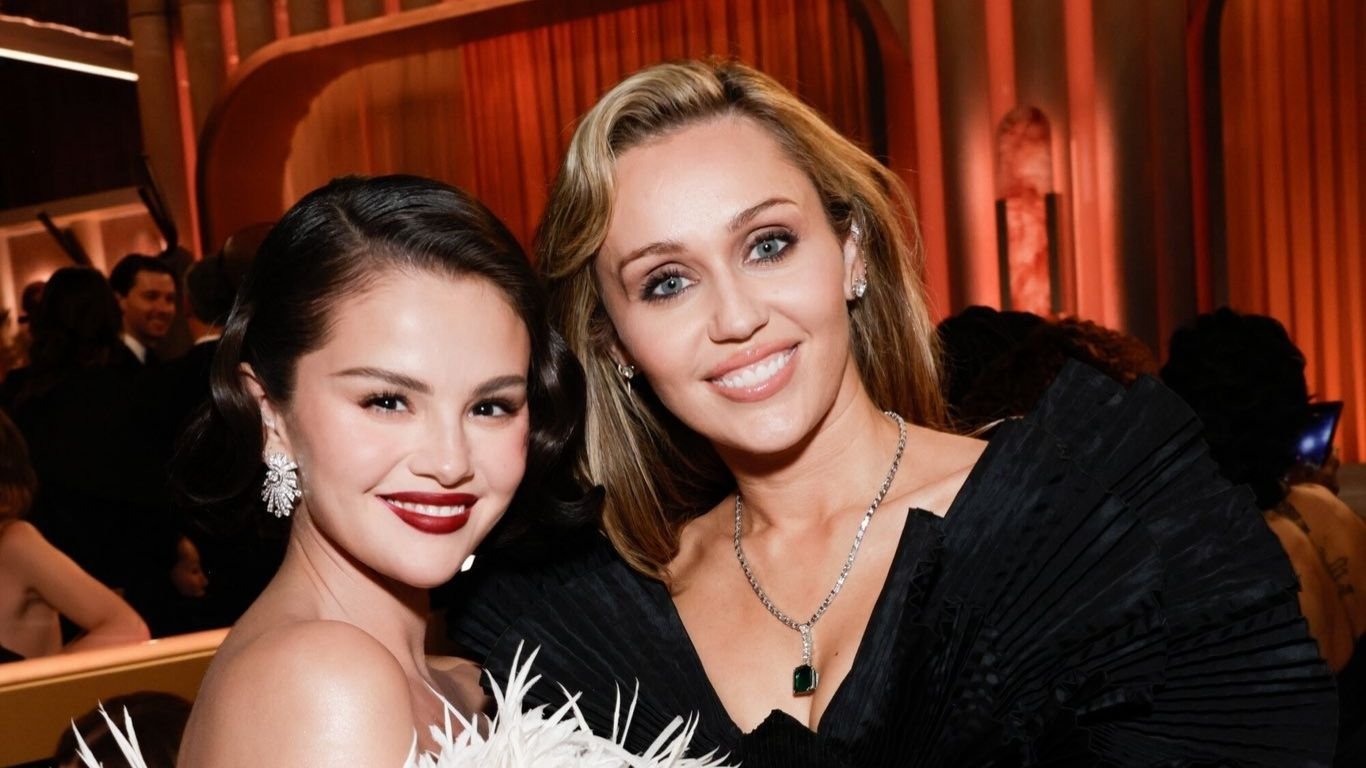 Web vai à loucura com reencontro de Selena Gomez e Miley Cyrus no Globo de Ouro