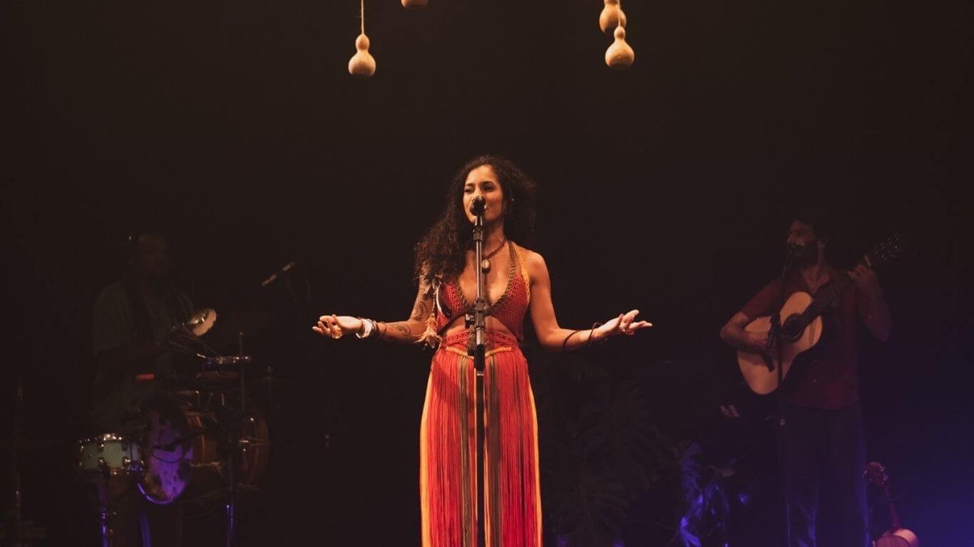 Poli apresenta ‘Da Raiz ao Canto’ no Teatro do Parque neste sábado (10)