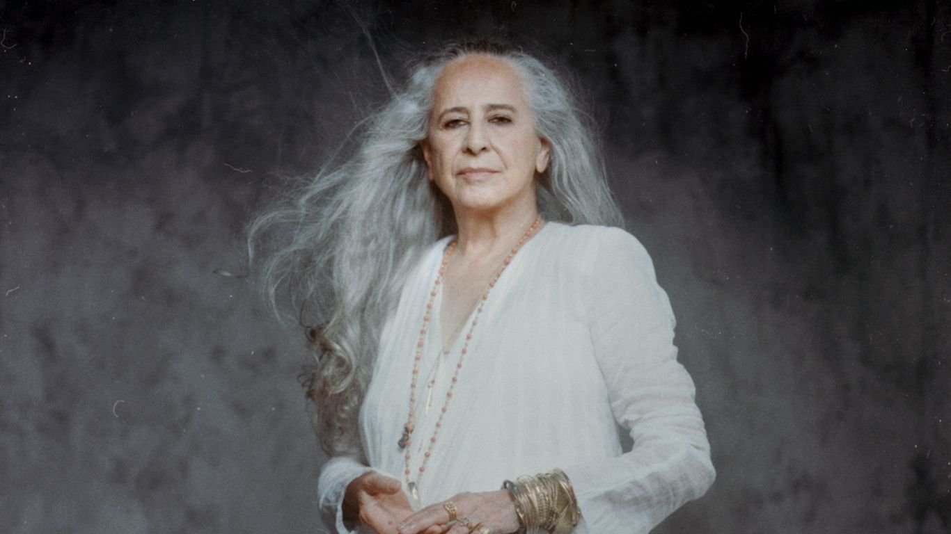 Maria Bethânia, ícone da MPB, se prepara para lançar novo single