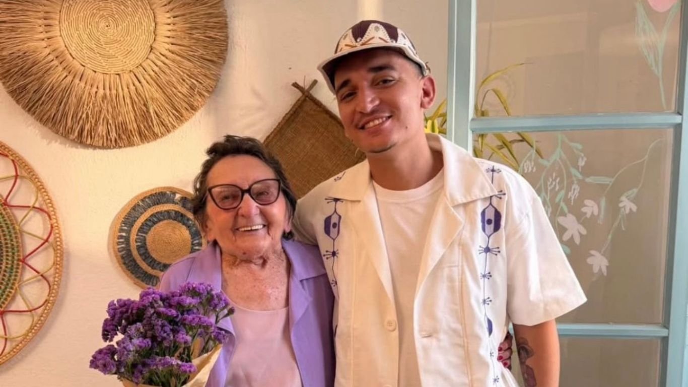 Sucesso de ‘O Agente Secreto’, Tânia Maria posa ao lado do pernambucano João Gomes