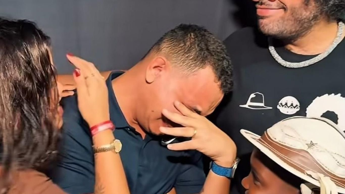 João Gomes se emociona ao receber presente das filhas de Kara Veia