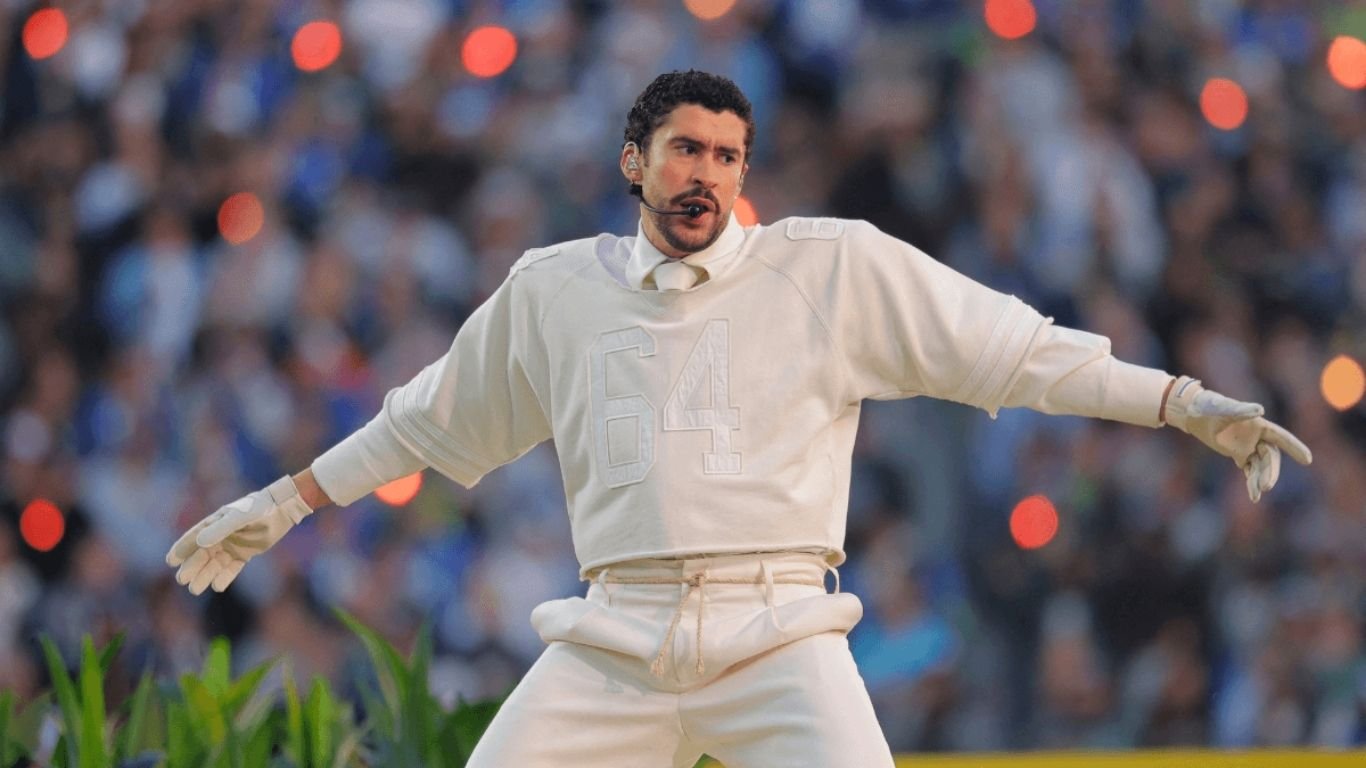 Bad Bunny homenageia a América Latina em show histórico no Super Bowl