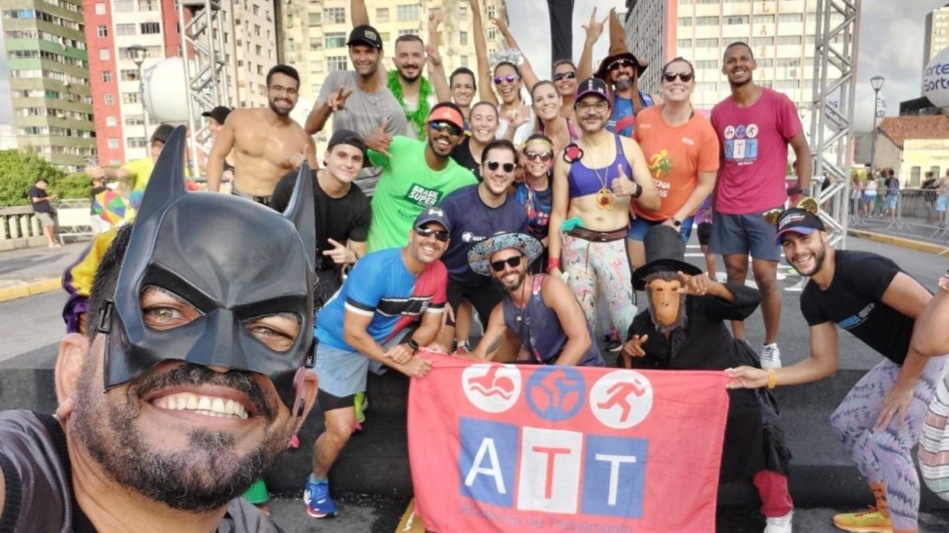Grupo de corredores vão ao Galo Gigante nesta sexta (13) saudar o ícone da folia