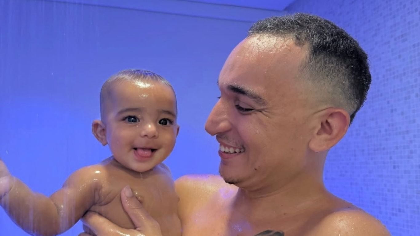 João Gomes posta cliques do 1º banho de chuveiro do filho caçula