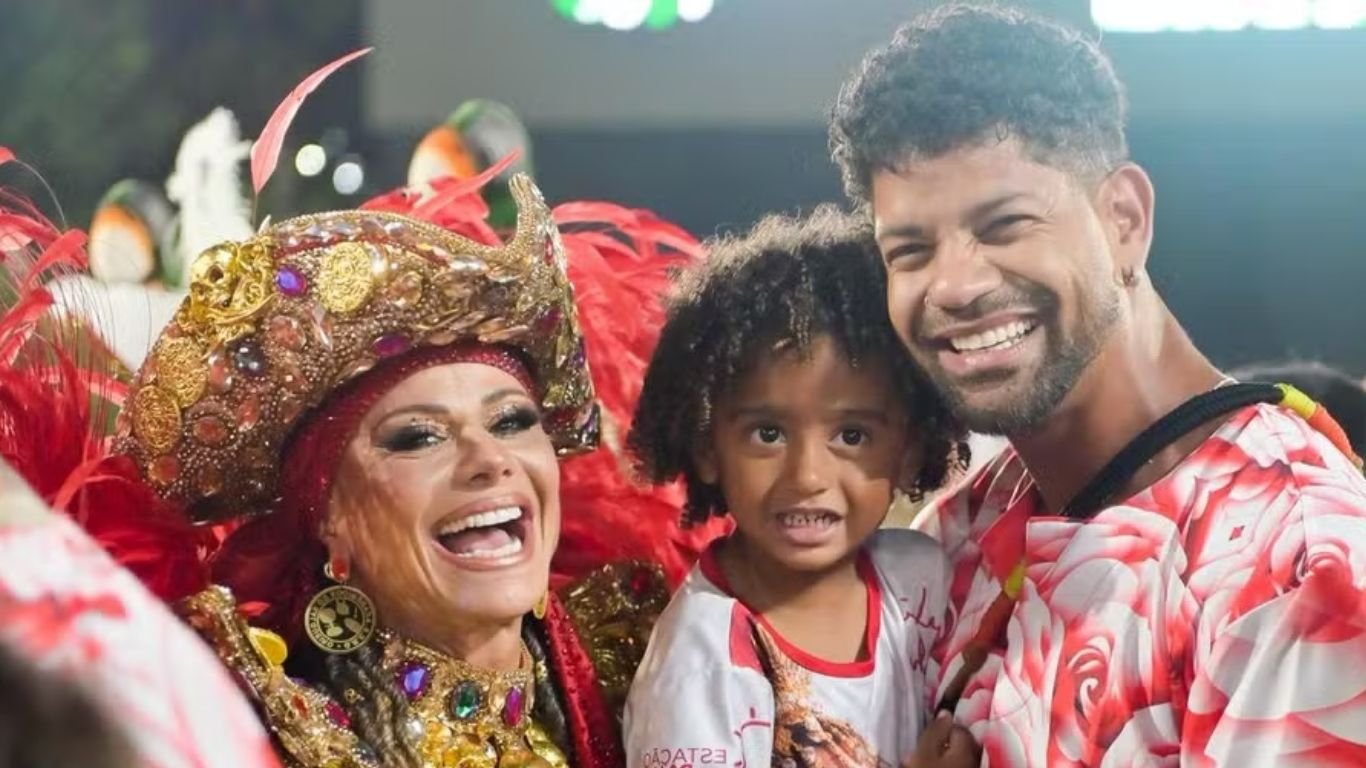 Filho de Viviane Araújo, Joaquim, rouba a cena durante Desfile das Campeãs 