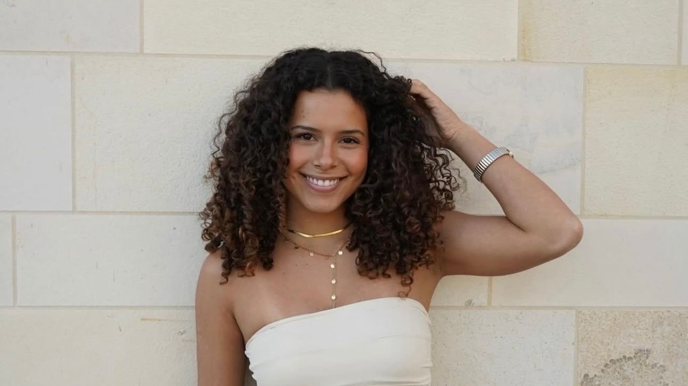 Ex-Chiquititas, Gabriella Saraivah prova figurino da novela 13 anos depois; confira