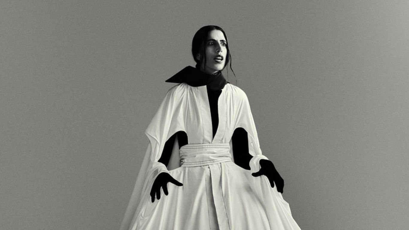 Sucesso de público, Thai de Melo traz espetáculo ao Teatro Luiz Mendonça