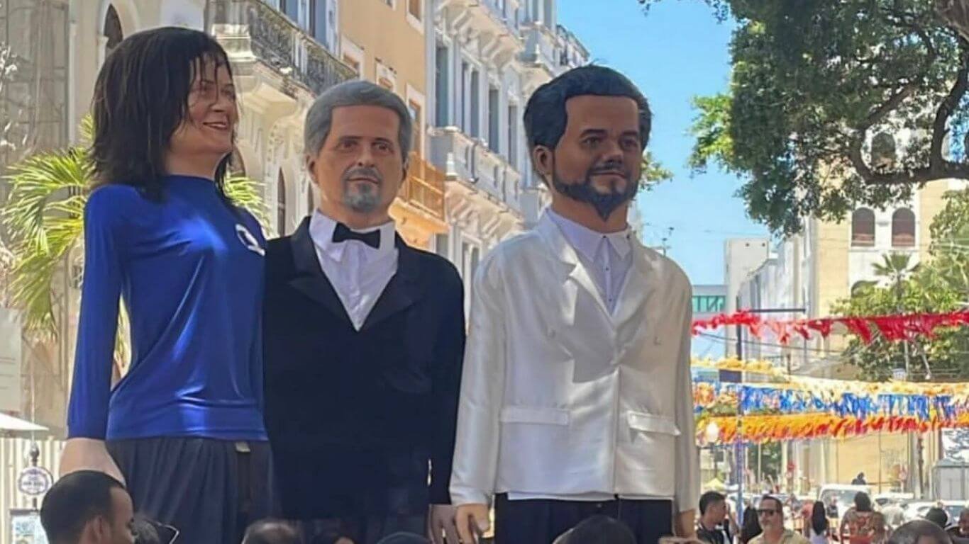Bonecos gigantes de Kleber Mendonça Filho e Wagner Moura são apresentados