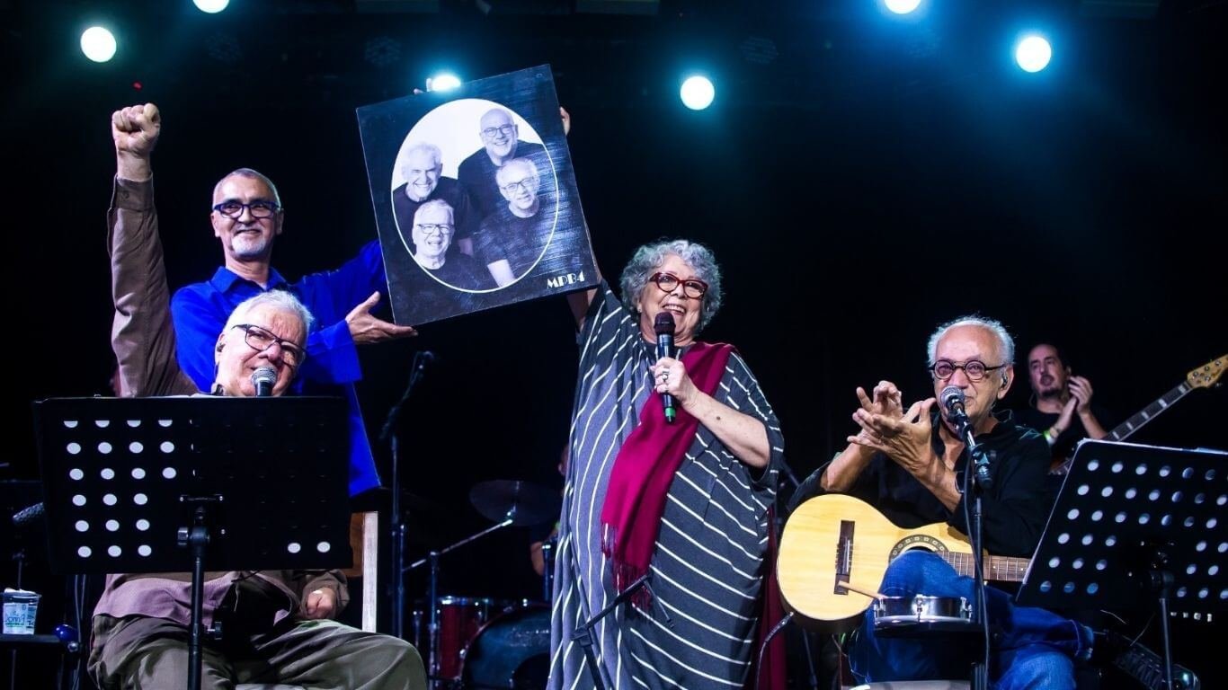 Homenagem mútua marca noite emocionante no Teatro Rival, no Rio