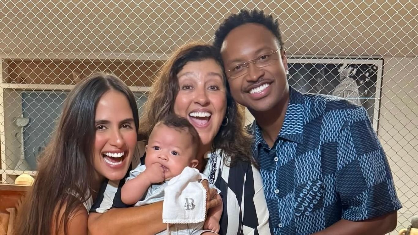 Filho de Carol Peixinho e Thiaguinho rouba a cena no aniversário de Regina Casé