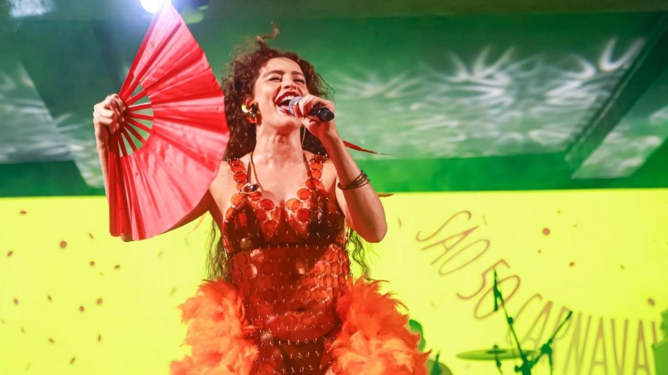 Natascha Falcão brilha no palco do Baile do Eu Acho é Pouco, no Recife