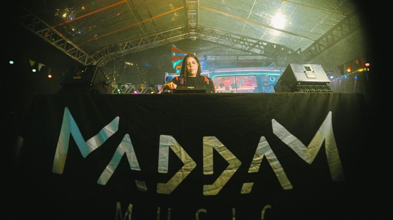 Representando o Recife na cena eletrônica, DJ Nadejda disputa prêmio nacional