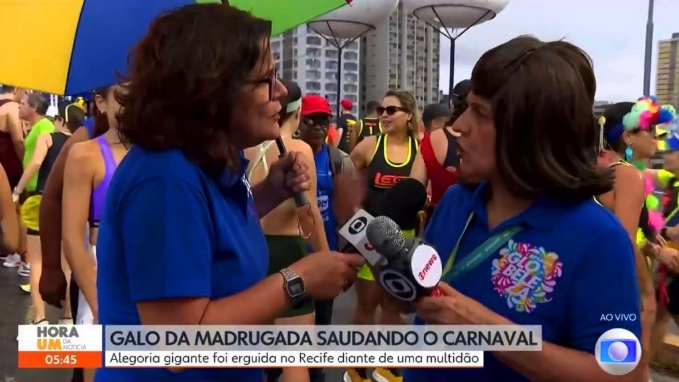 Bianka Carvalho se diverte com sósia durante reportagem em frente ao Galo