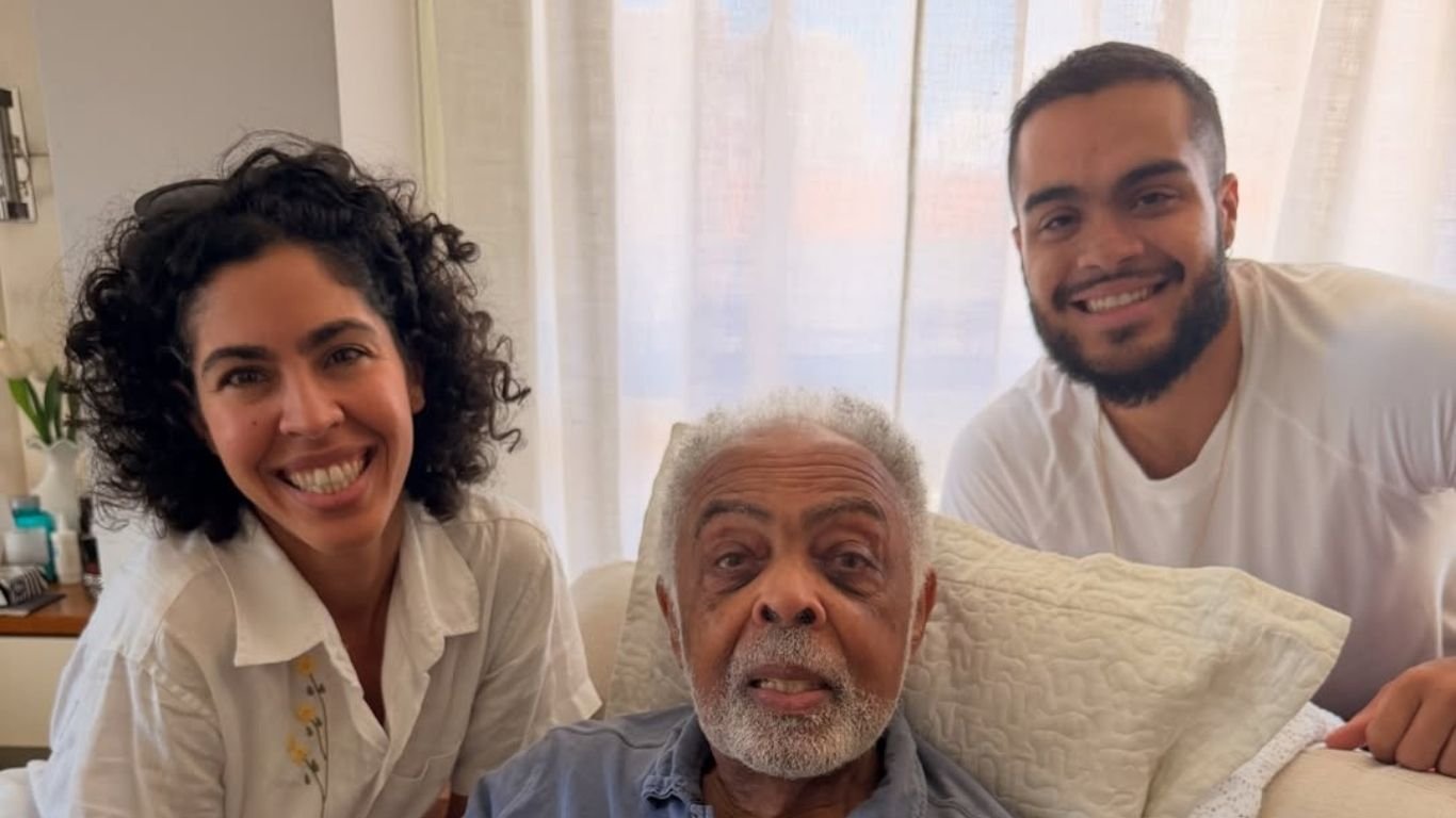Ao lado da família e amigos, Gilberto Gil curte dias de descanso na Bahia
