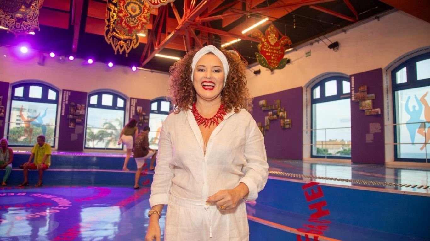 Entre samba e frevo, a diva Gerlane Lops celebra 30 anos de carreira neste carnaval