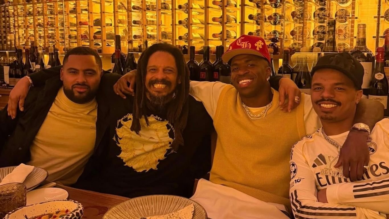  Vini Jr. comemora vitória do Real Madrid ao lado da família de Bob Marley