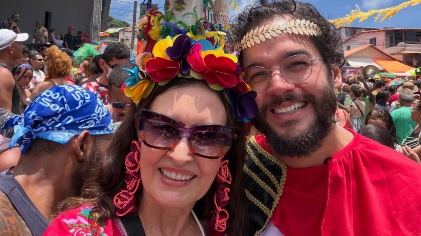 Fantasiada de Frida Kahlo, Fátima Bernardes curte o Carnaval de Olinda