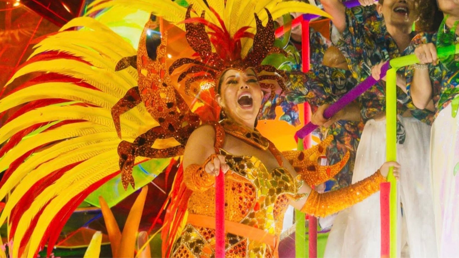 Fabiana Karla estreia como destaque em carro alegórico na Grande Rio