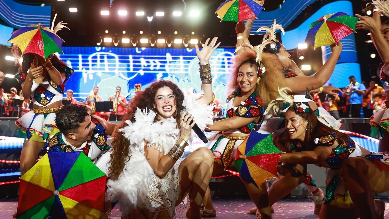 Natascha Falcão se despede do carnaval com álbum de fotos do Orquestrão no Marco Zero