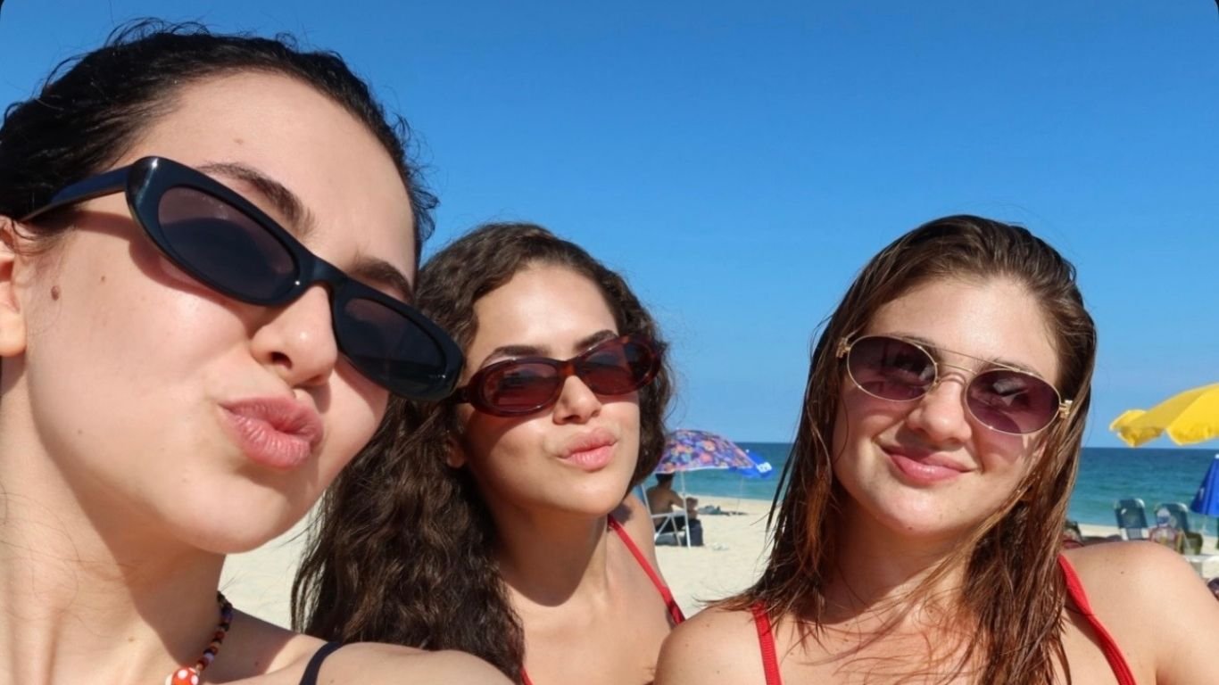 Klara Castanho reencontra Maisa e Débora Ozório em dia de praia no Rio