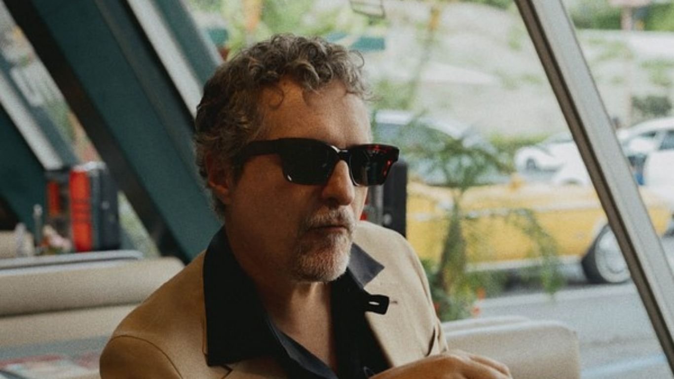 Diretor pernambucano Kleber Mendonça Filho é destaque na capa da GQ Brasil