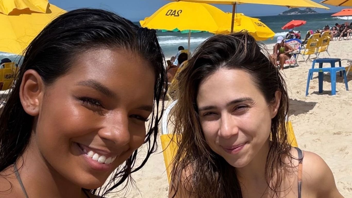 Rivais em ‘Três Graças’, Mell Muzzillo e Daphne Bozaski curtem praia no Rio