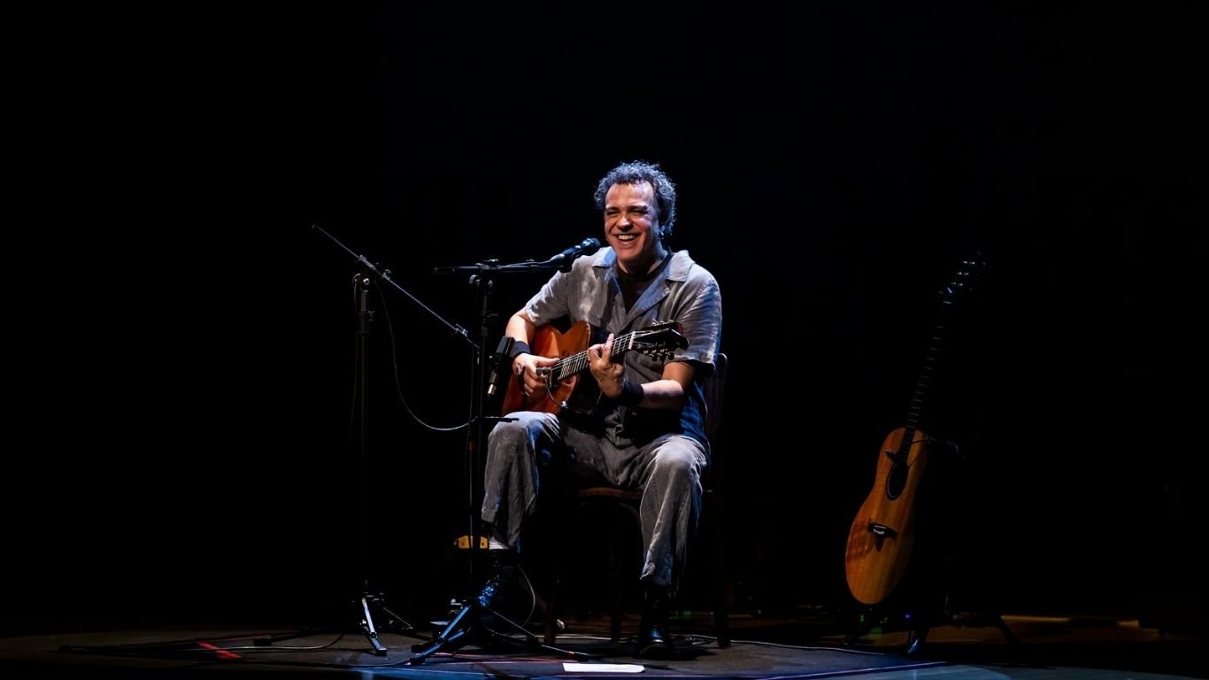 Paulinho Moska traz show ‘Violões Fênix’ ao Recife nesta sexta (27)