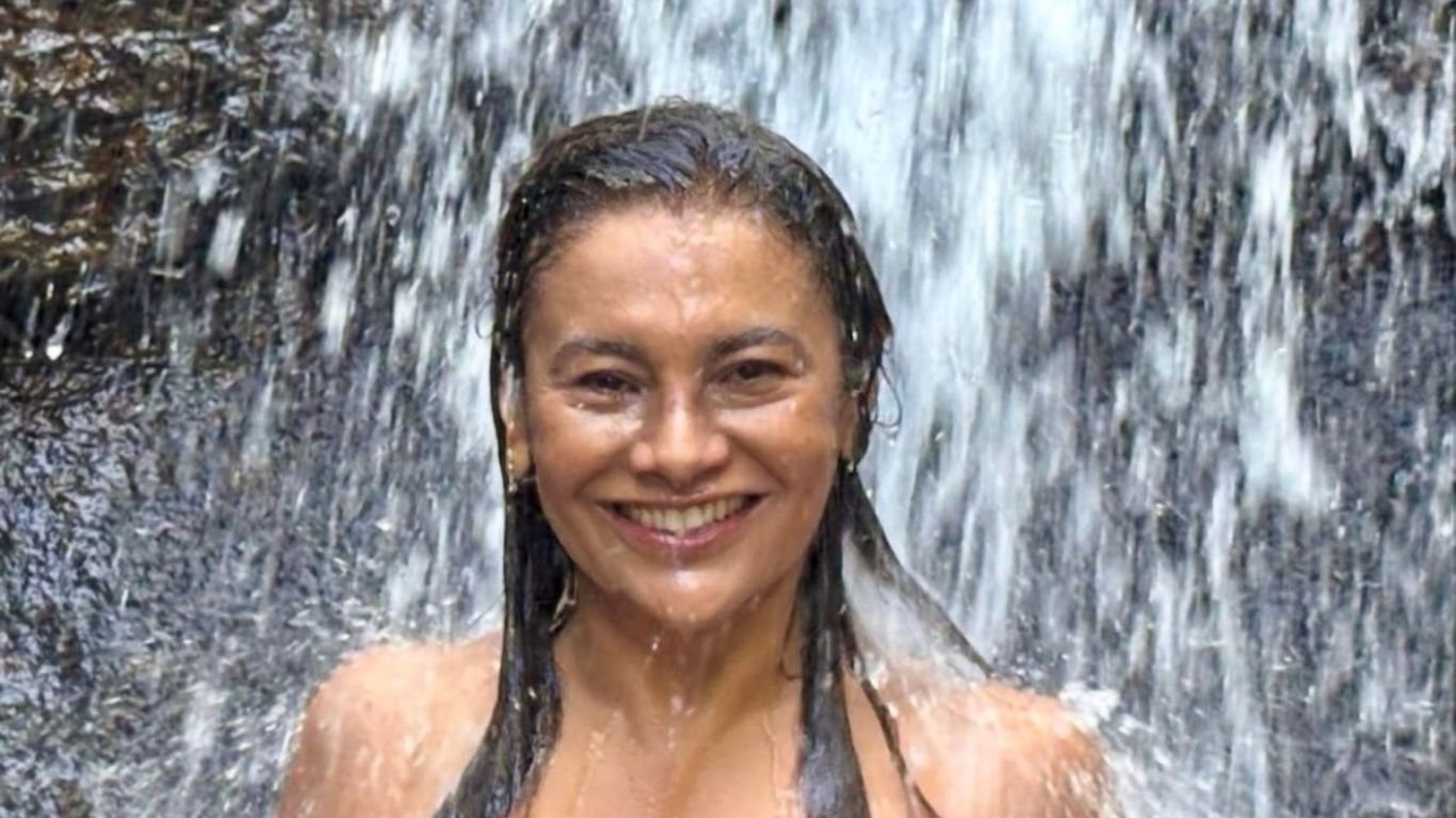 Dira Paes curte folga das gravações de Três Graças em cachoeira