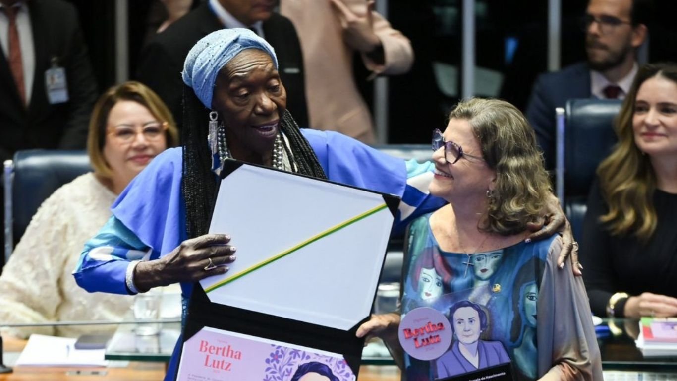 Lia de Itamaracá é homenageada com o Diploma Mulher-Cidadã Bertha Lutz