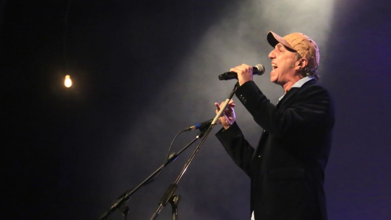 Pianho, show intimista do cantor Zeca Baleiro chega ao Recife em maio