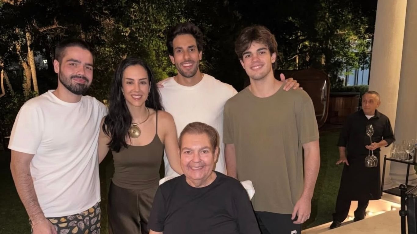 De cadeira de rodas, Faustão faz aparição rara no aniversário da filha