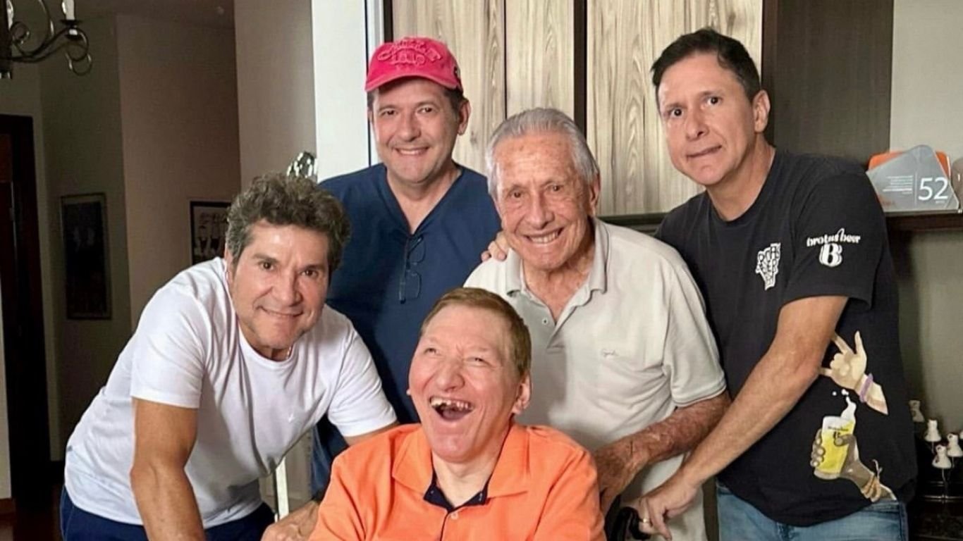 Daniel parabeniza o irmão Gilmar pelo aniversário de 64 anos