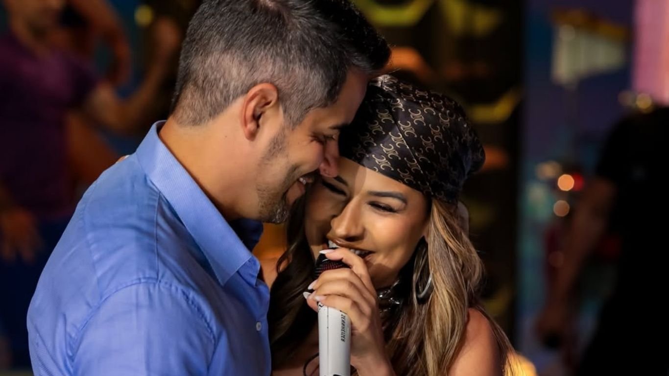 Kaká Diniz celebra 13 anos de casamento com Simone Mendes