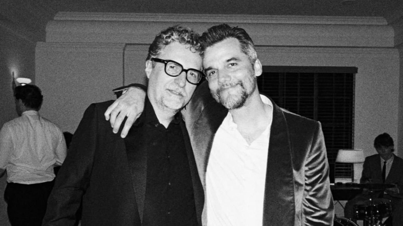 Kleber Mendonça Filho posa com Wagner Moura em evento pós-Oscar