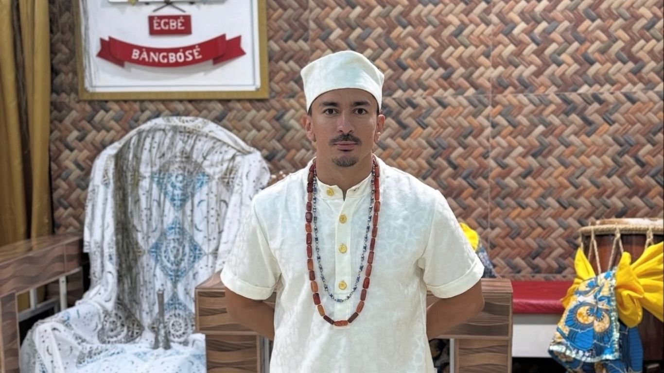 Renan Machado, irmão de Anitta, celebra 12 anos de feitura no Candomblé