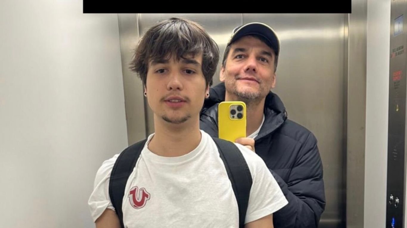 Filho de Wagner Moura posta registro raro ao lado do pai: “Pensando em você”