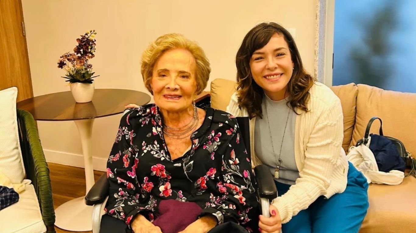 Regiane Alves posta foto ao lado da diva Glória Menezes: “Minha vizinha amada”