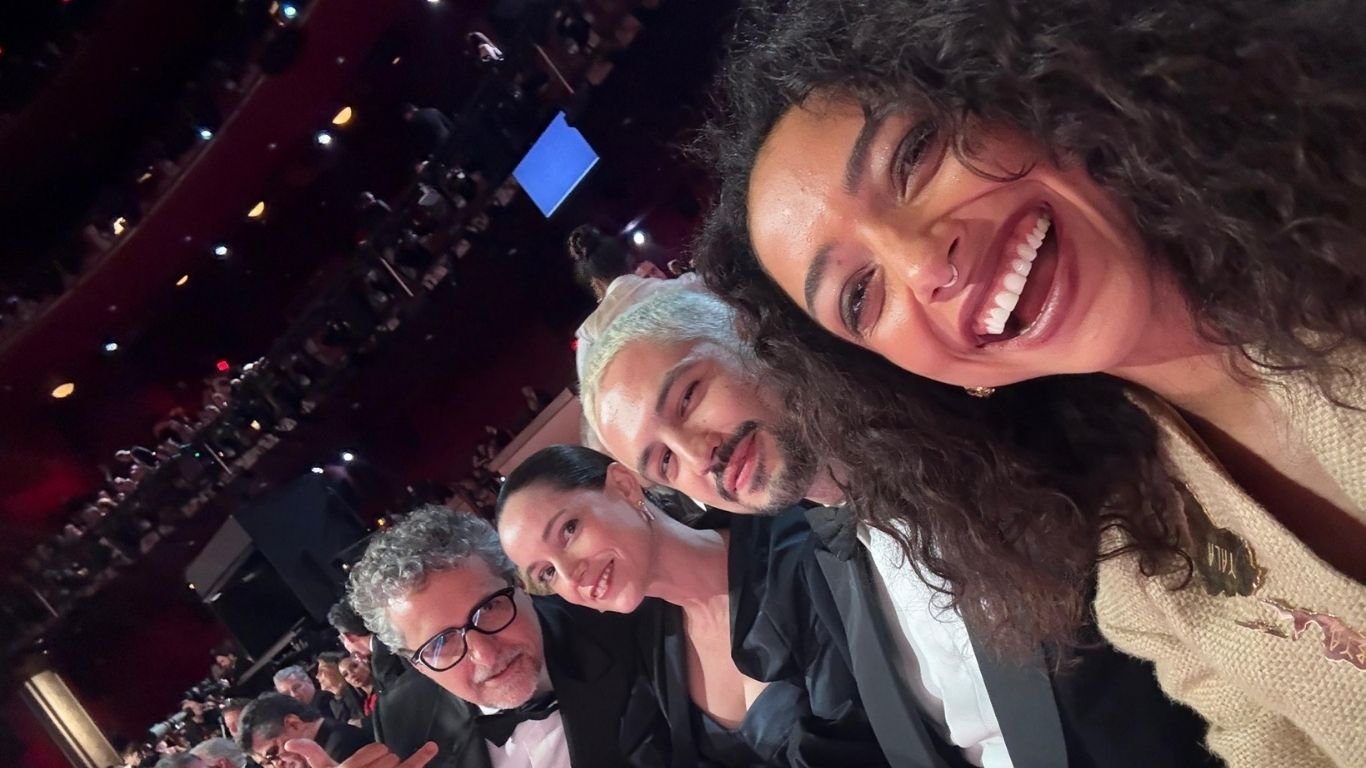 Elenco de ‘O Agente Secreto’ posa para selfie nos bastidores do Oscar