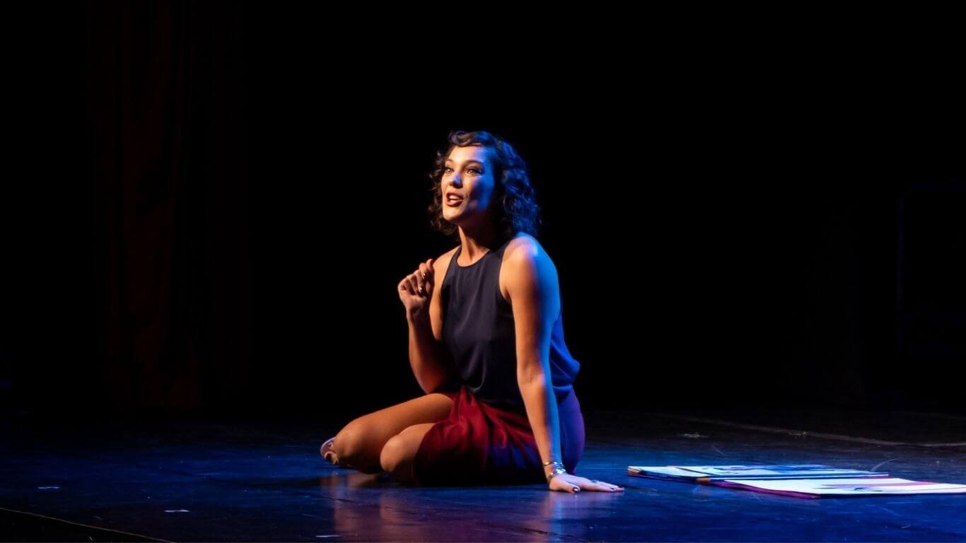 Adriana Birolli apresenta espetáculo no Teatro do Parque