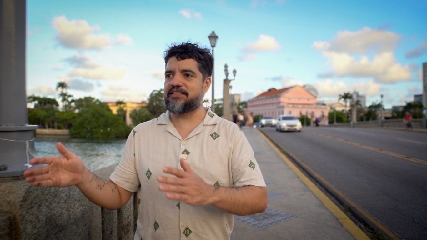 Poeta Caio Lima lança seu primeiro livro nesta quinta (9), no Recife