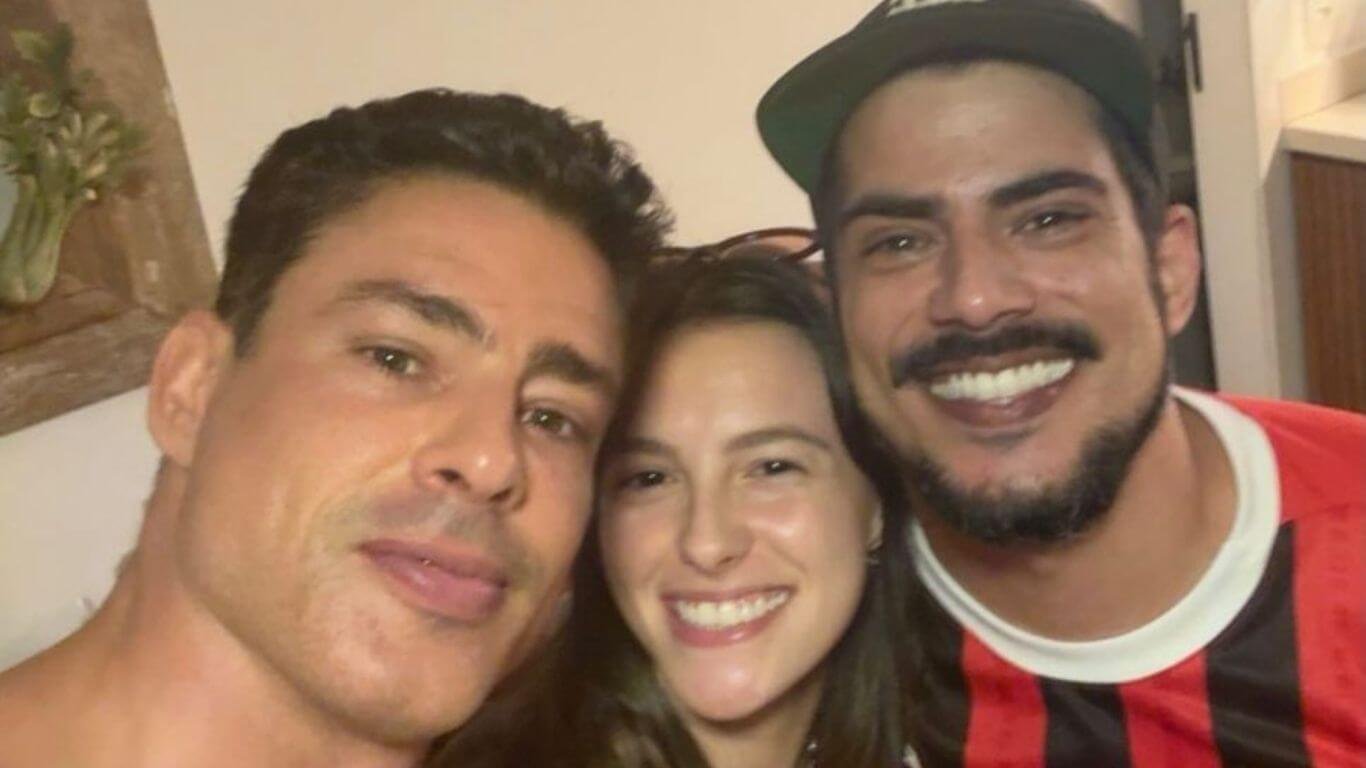 Longe das novelas, Cauã Reymond publica foto rara ao lado dos irmãos