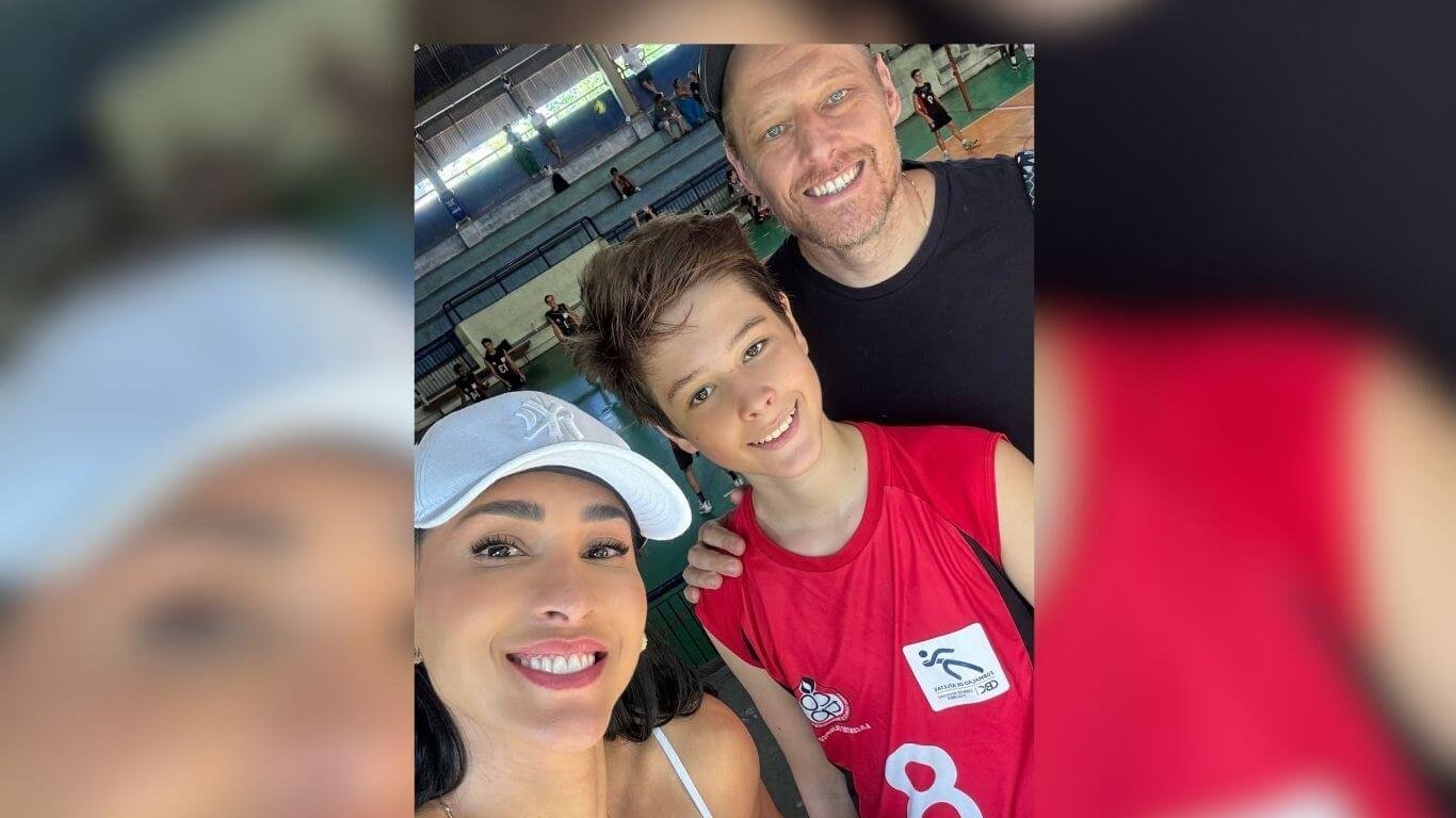 Bicampeões olímpicos, Jaque e Murilo se emocionam no 1º jogo de vôlei do filho