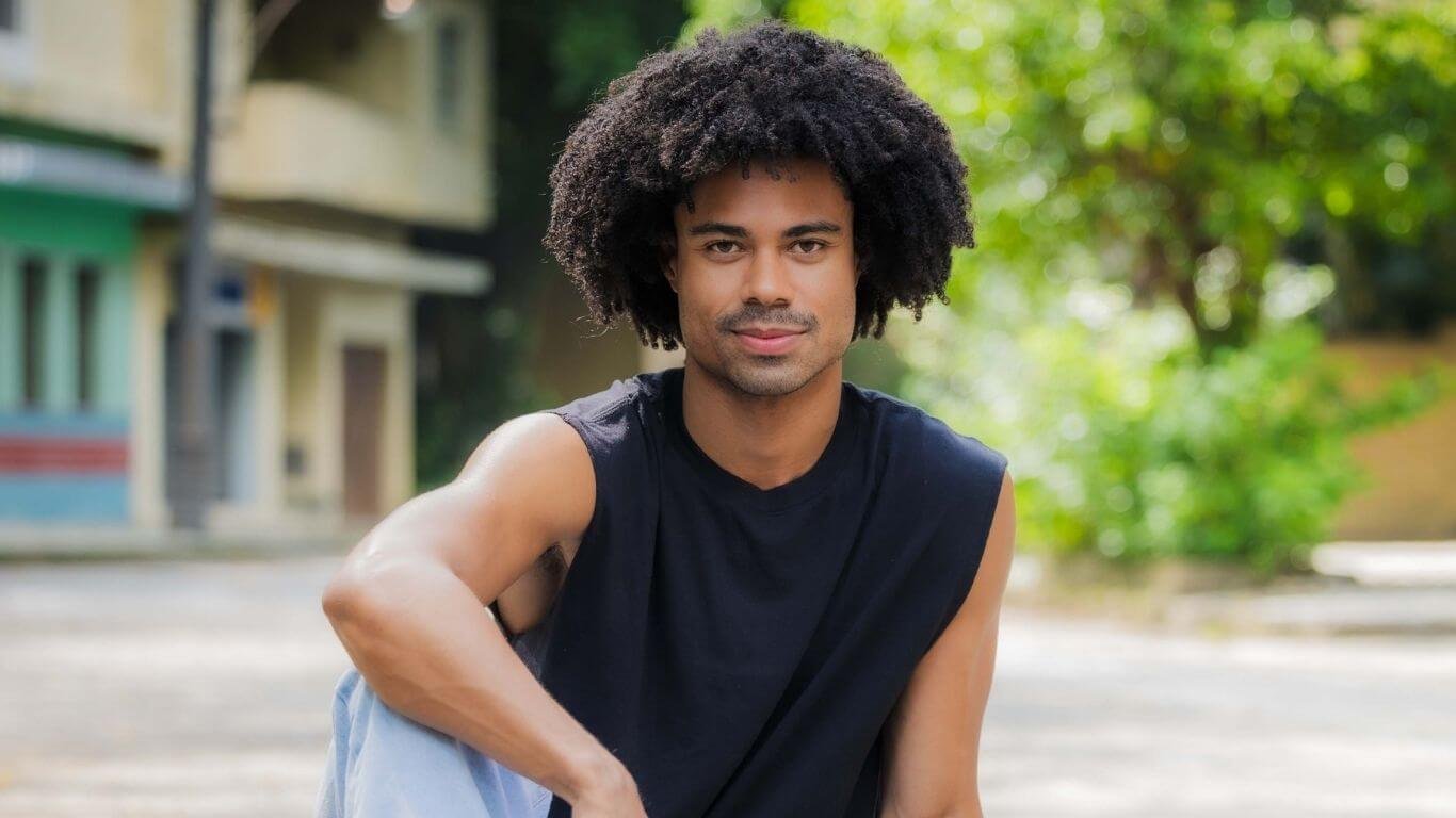 Ex-BBB Breno revela que pai infartou após ver ataques de ódio na web